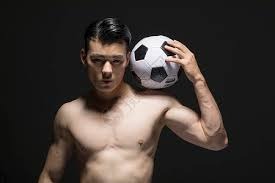 意媒：铃木彩艳可能因为手部骨折缺阵三个月，明年2至3月复出